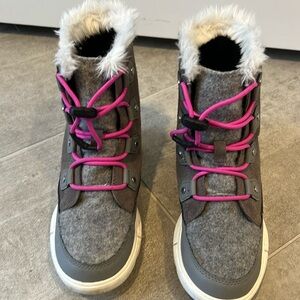 Size 3.  Great condition.  Very lightly worn